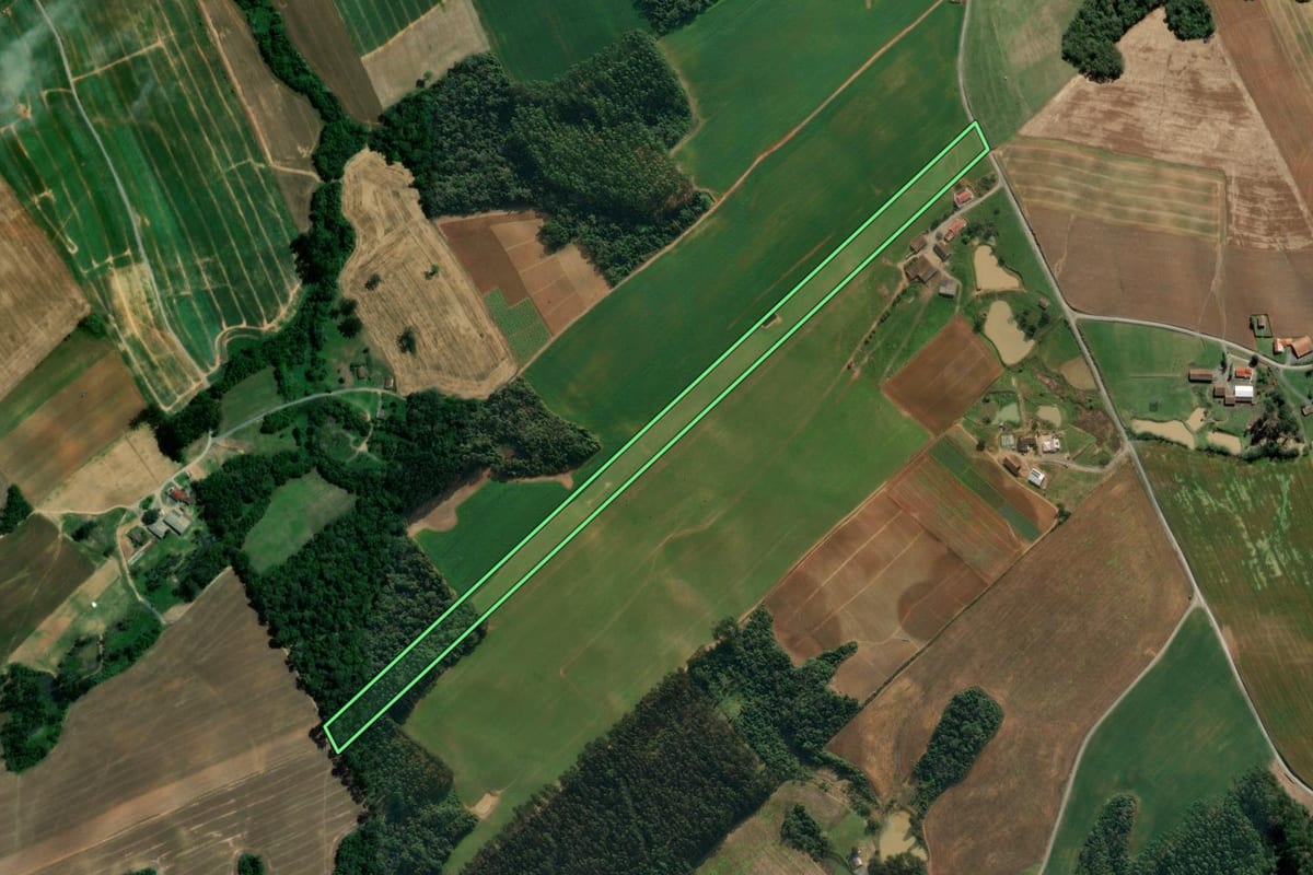 Imagem de satélite do imóvel rural em Atalanta (SC), com o contorno declarado no CAR desenhado por cima.
