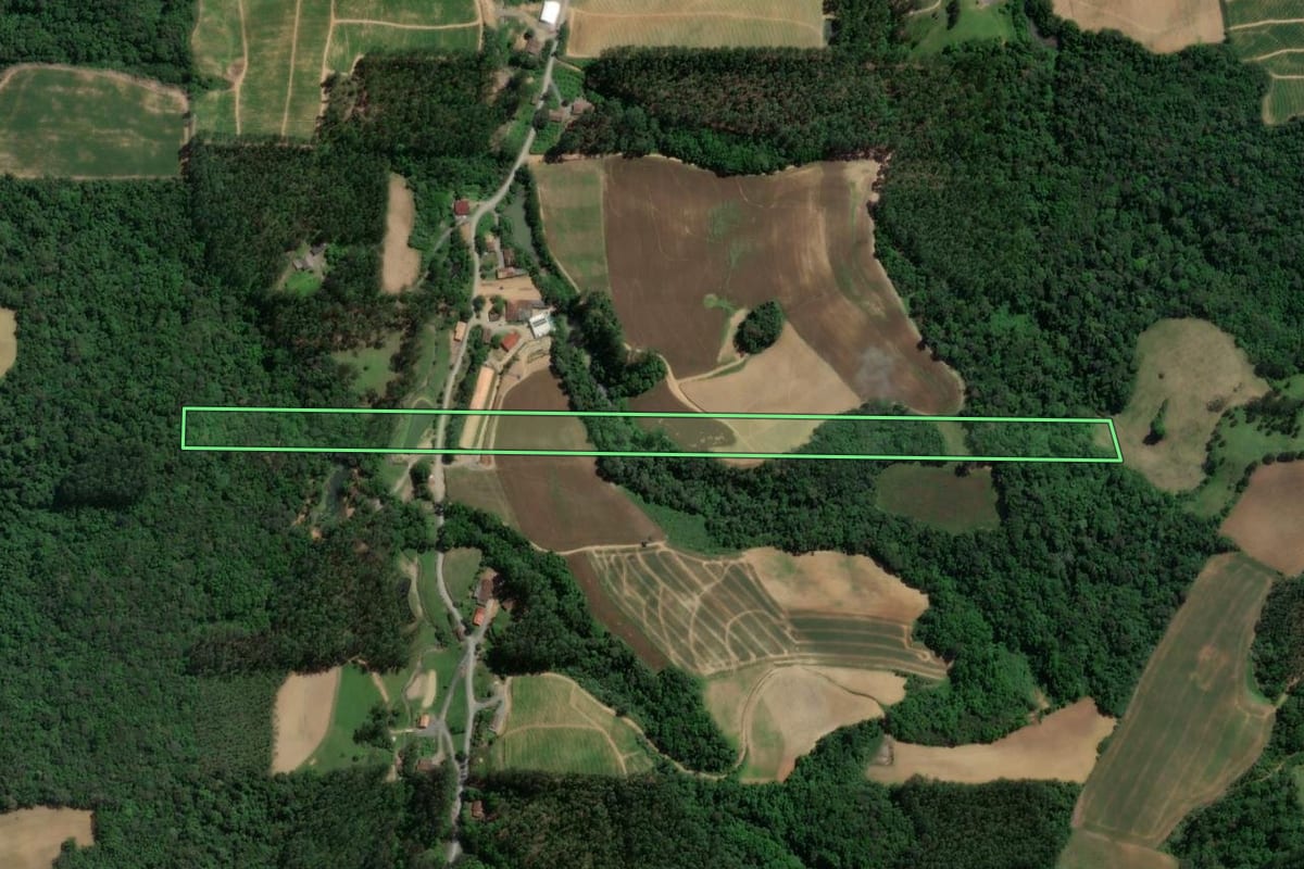 Imagem de satélite do imóvel rural em Atalanta (SC), com o contorno declarado no CAR desenhado por cima.