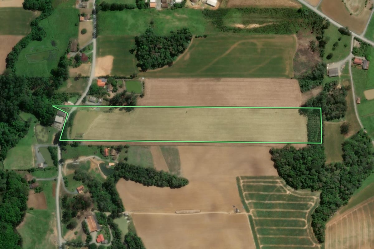 Imagem de satélite do imóvel rural em Atalanta (SC), com o contorno declarado no CAR desenhado por cima.