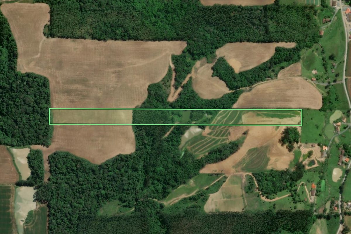 Imagem de satélite do imóvel rural em Atalanta (SC), com o contorno declarado no CAR desenhado por cima.