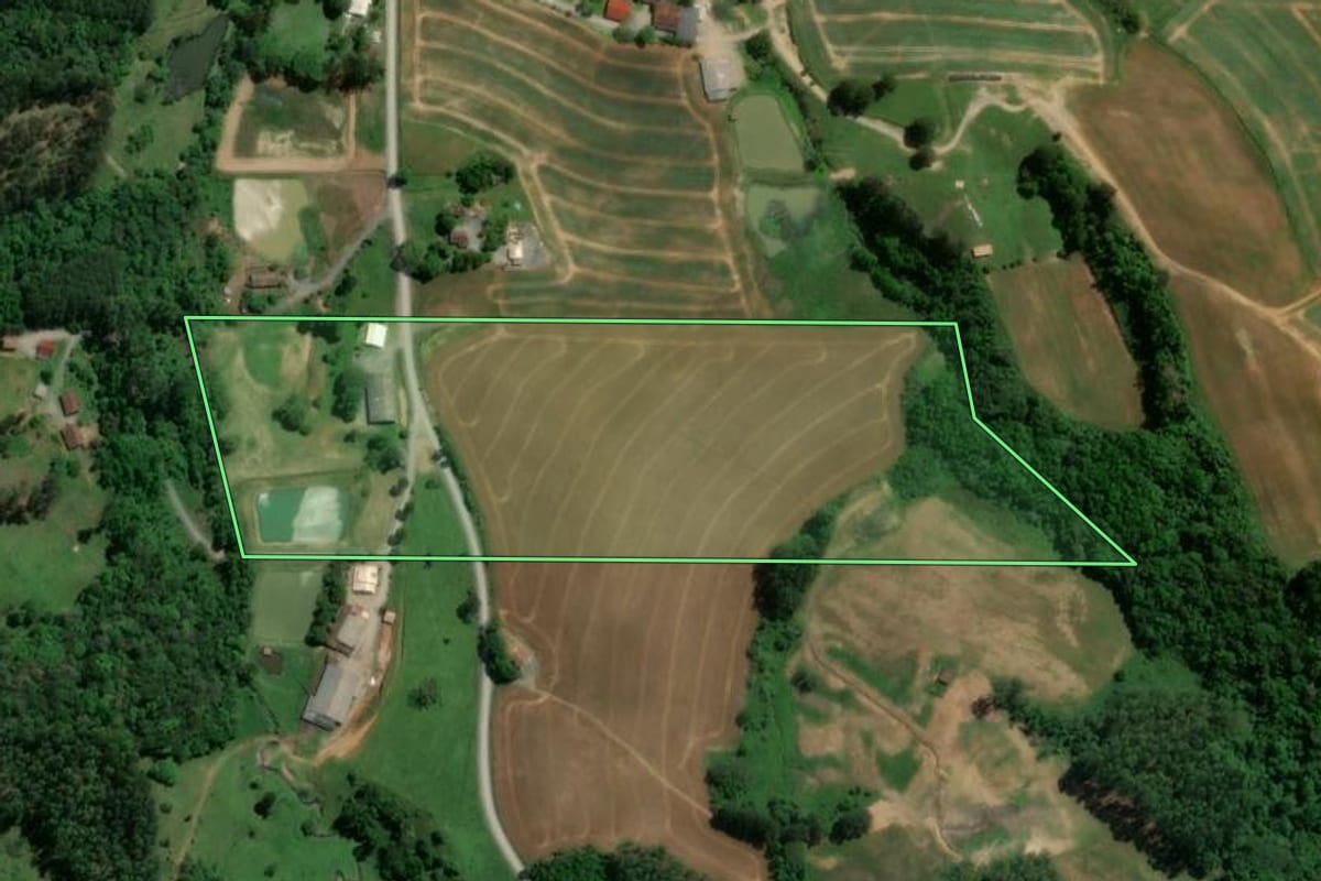 Imagem de satélite do imóvel rural em Atalanta (SC), com o contorno declarado no CAR desenhado por cima.
