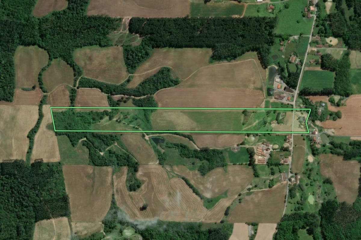 Imagem de satélite do imóvel rural em Atalanta (SC), com o contorno declarado no CAR desenhado por cima.