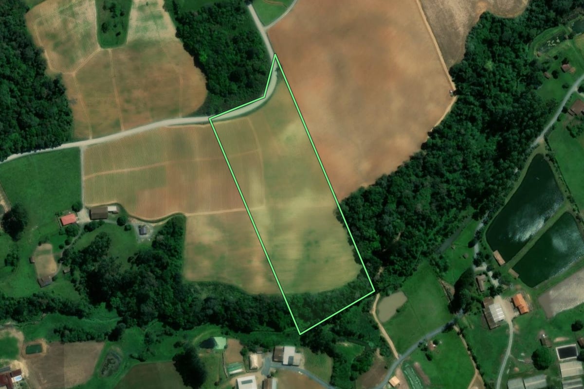 Imagem de satélite do imóvel rural em Atalanta (SC), com o contorno declarado no CAR desenhado por cima.