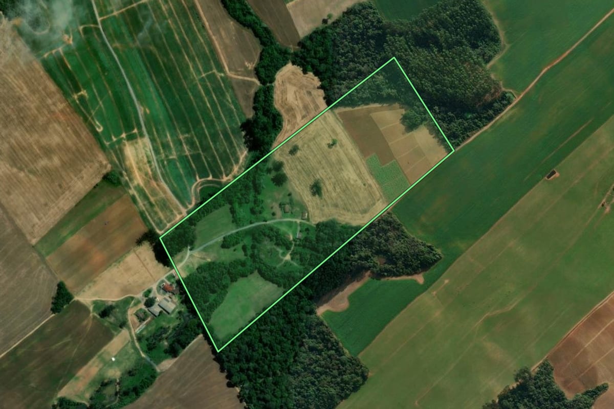 Imagem de satélite do imóvel rural em Atalanta (SC), com o contorno declarado no CAR desenhado por cima.