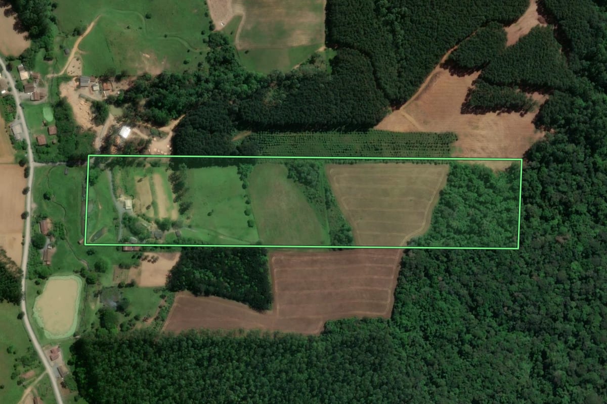 Imagem de satélite do imóvel rural em Atalanta (SC), com o contorno declarado no CAR desenhado por cima.