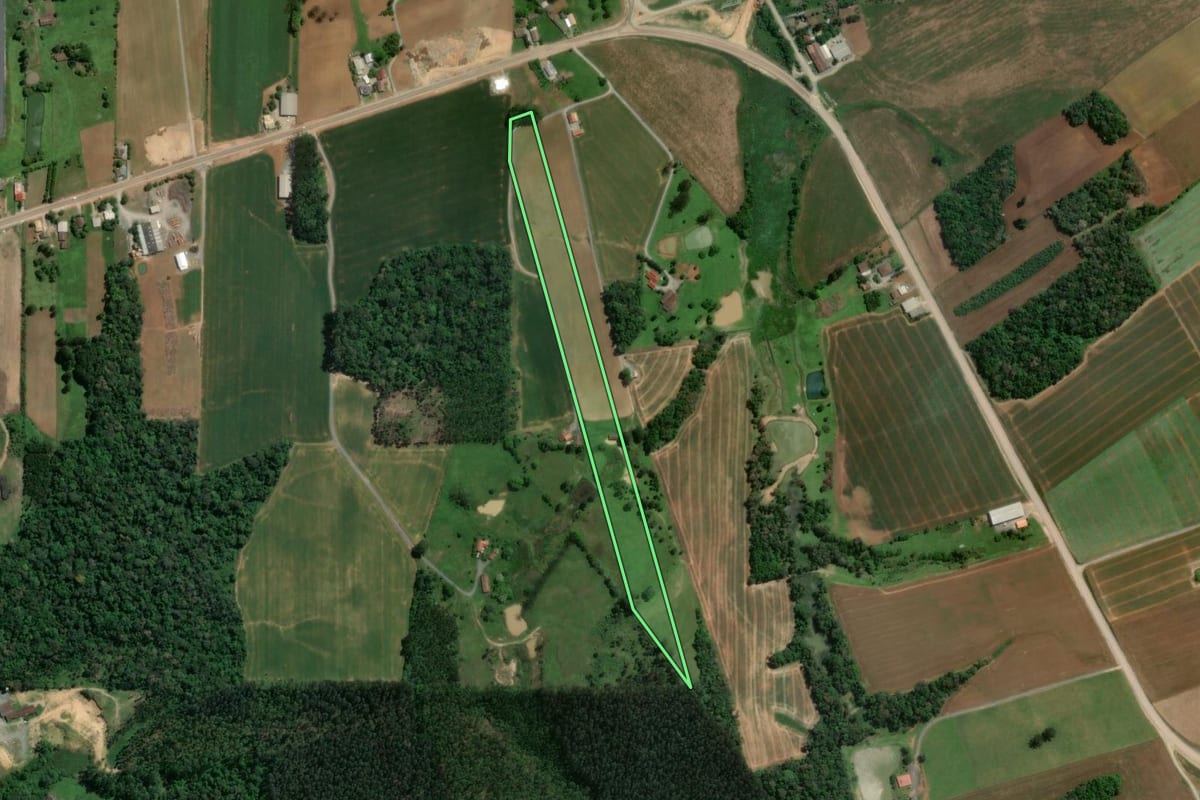Imagem de satélite do imóvel rural em Atalanta (SC), com o contorno declarado no CAR desenhado por cima.