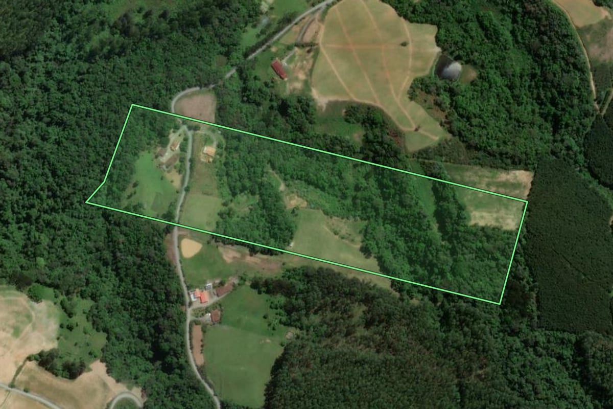 Imagem de satélite do imóvel rural em Atalanta (SC), com o contorno declarado no CAR desenhado por cima.