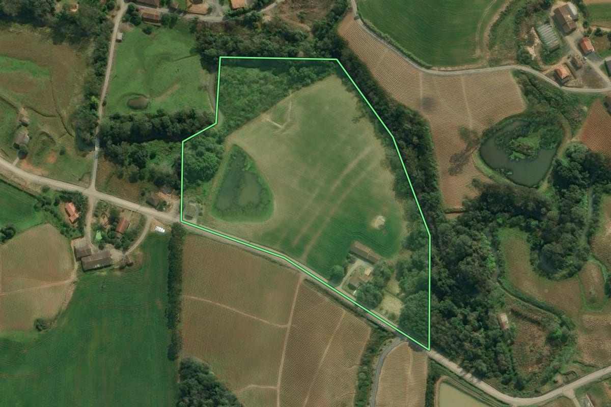 Imagem de satélite do imóvel rural em Atalanta (SC), com o contorno declarado no CAR desenhado por cima.