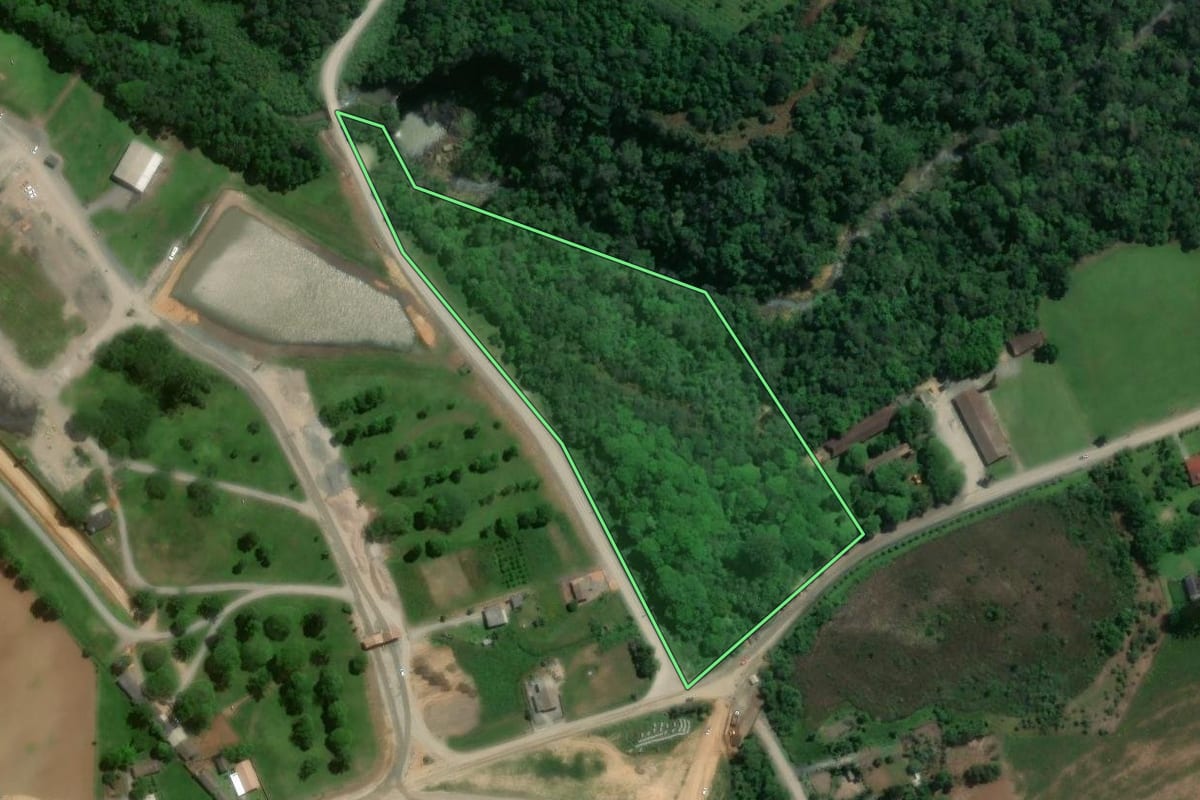 Imagem de satélite do imóvel rural em Atalanta (SC), com o contorno declarado no CAR desenhado por cima.