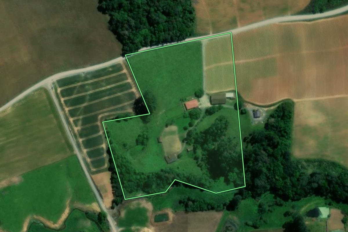 Imagem de satélite do imóvel rural em Atalanta (SC), com o contorno declarado no CAR desenhado por cima.