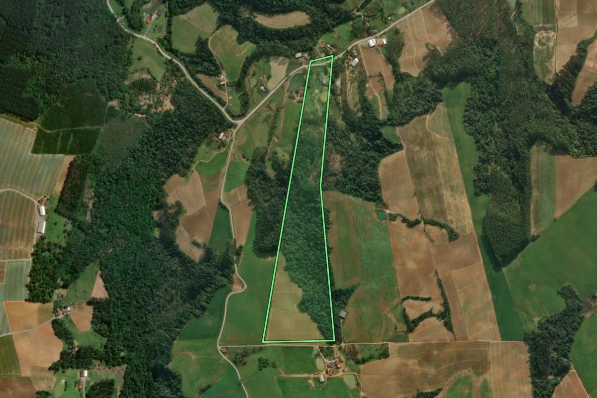 Imagem de satélite do imóvel rural em Atalanta (SC), com o contorno declarado no CAR desenhado por cima.