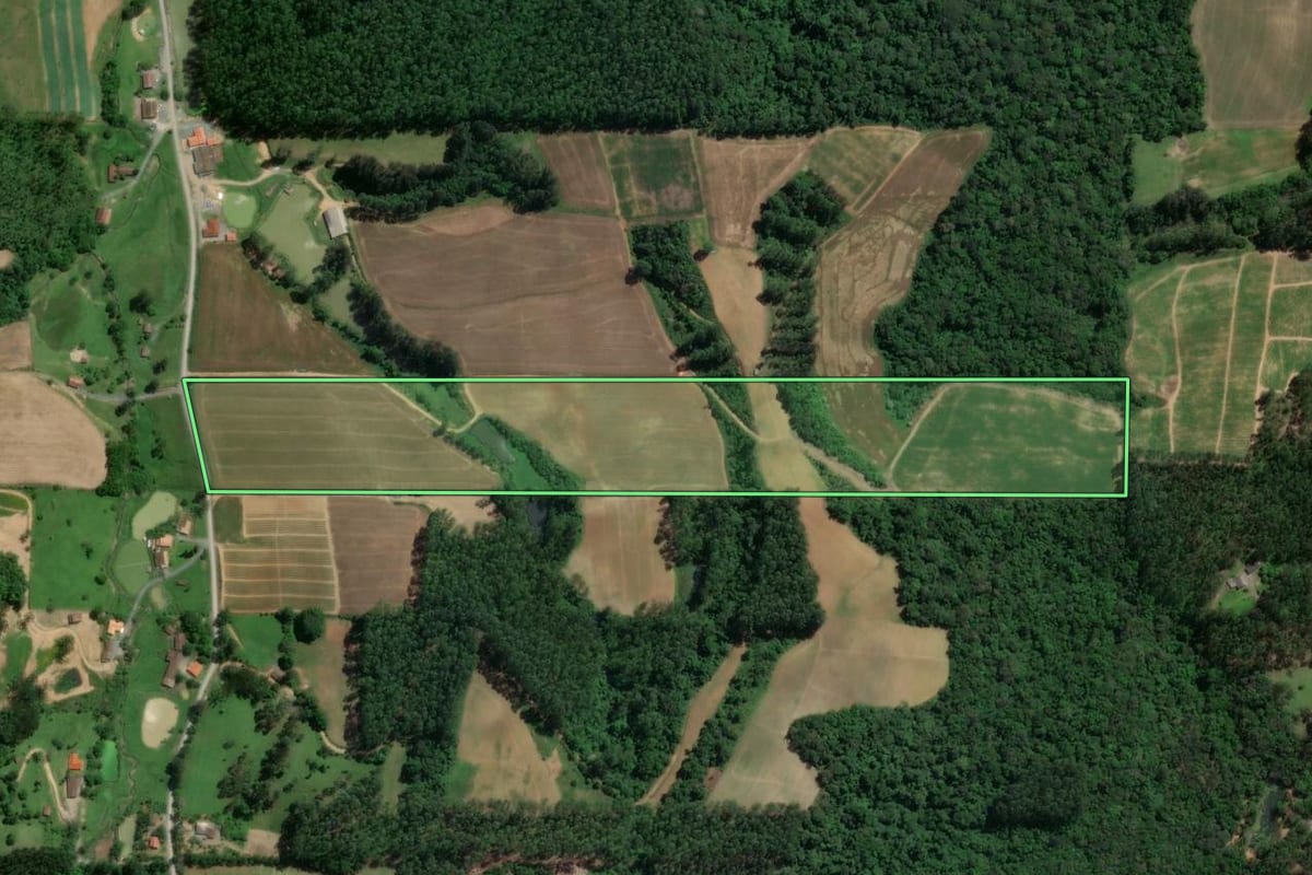 Imagem de satélite do imóvel rural em Atalanta (SC), com o contorno declarado no CAR desenhado por cima.