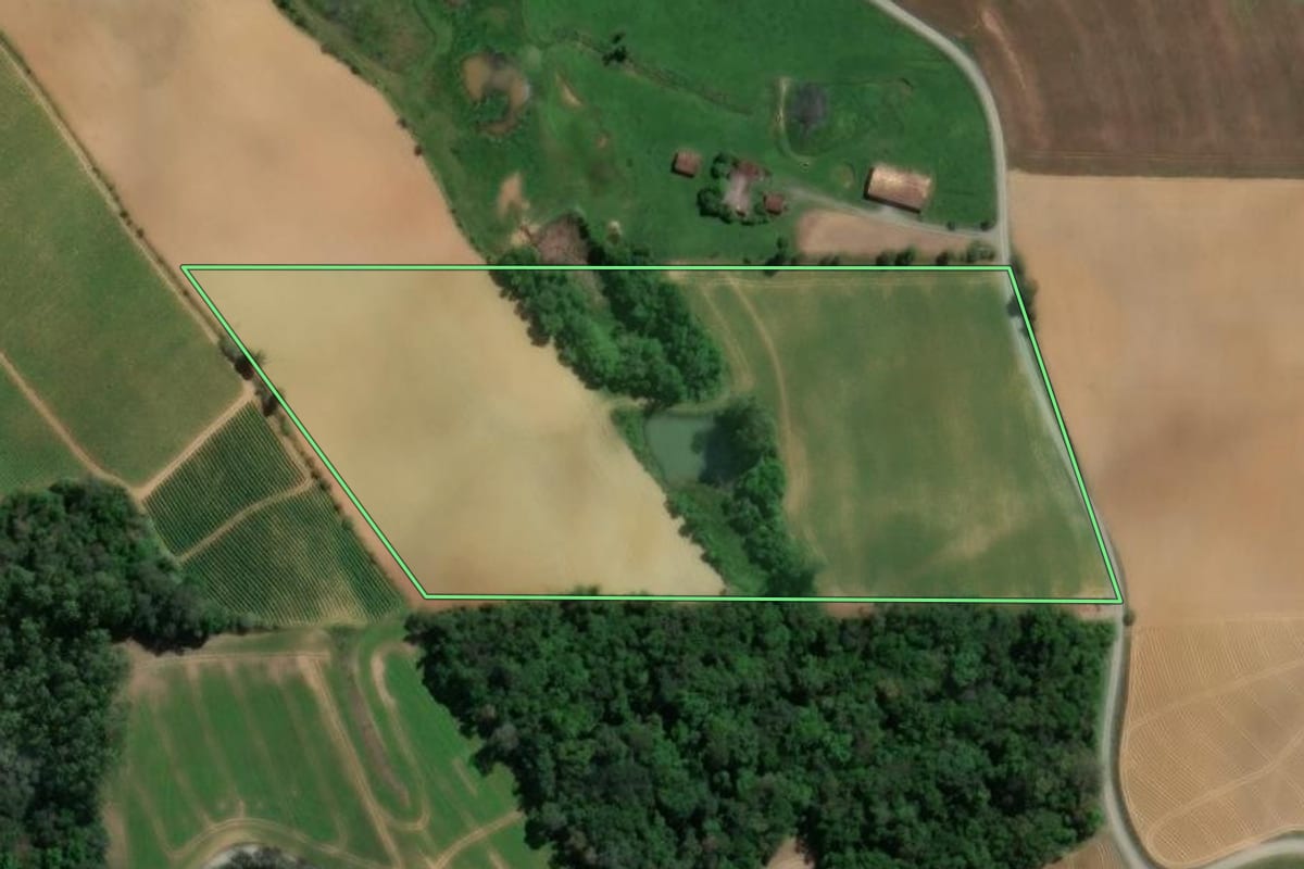 Imagem de satélite do imóvel rural em Atalanta (SC), com o contorno declarado no CAR desenhado por cima.
