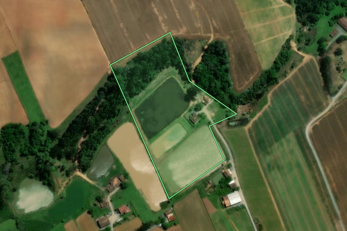 Imagem de satélite do imóvel rural em Atalanta (SC), com o contorno declarado no CAR desenhado por cima.