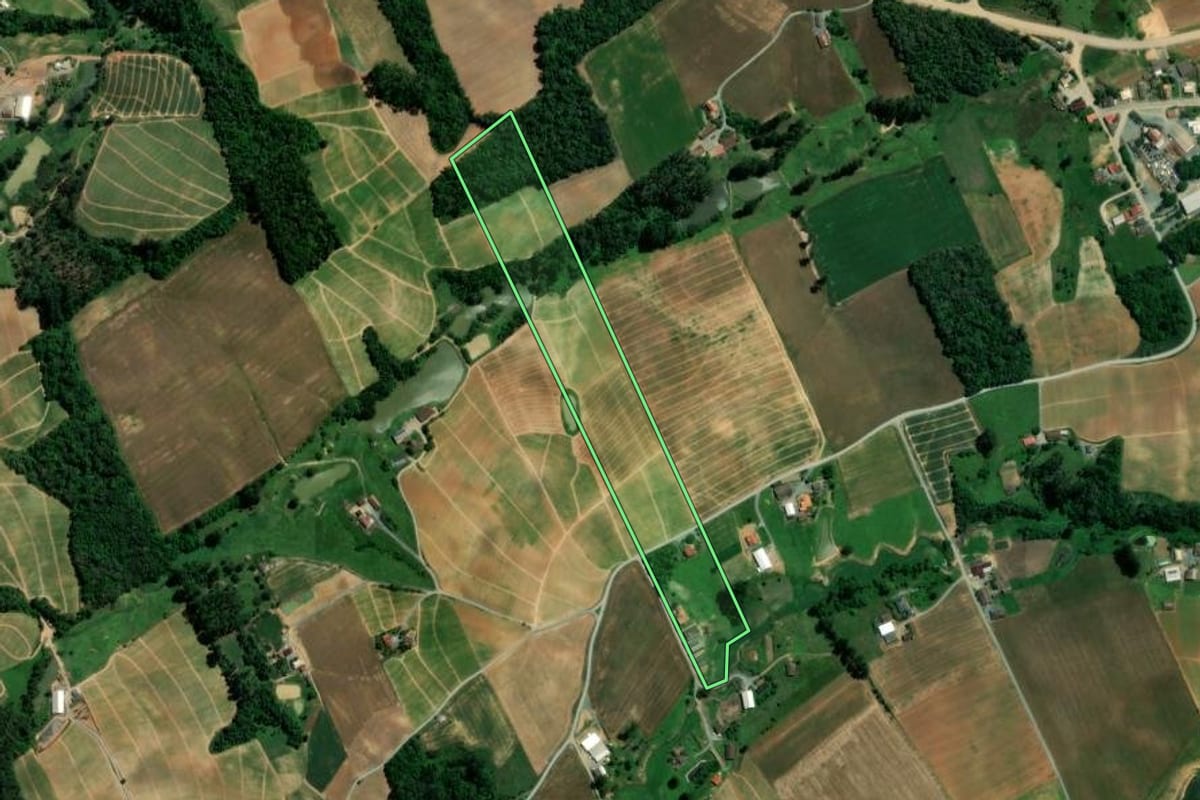 Imagem de satélite do imóvel rural em Atalanta (SC), com o contorno declarado no CAR desenhado por cima.