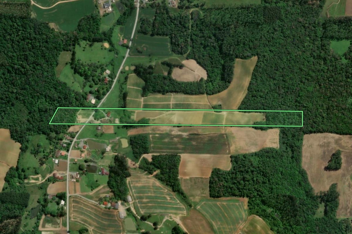 Imagem de satélite do imóvel rural em Atalanta (SC), com o contorno declarado no CAR desenhado por cima.
