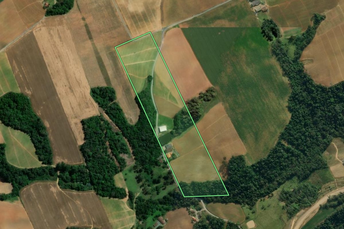 Imagem de satélite do imóvel rural em Atalanta (SC), com o contorno declarado no CAR desenhado por cima.