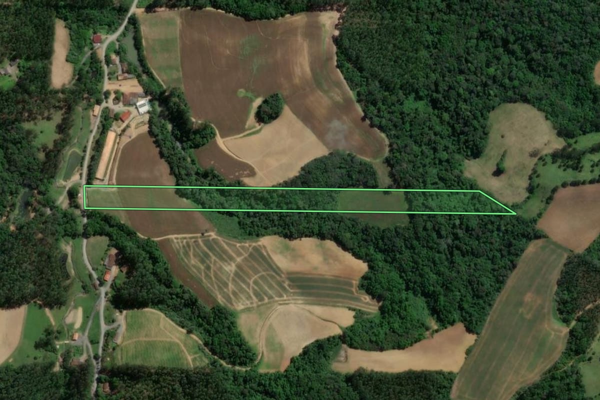 Imagem de satélite do imóvel rural em Atalanta (SC), com o contorno declarado no CAR desenhado por cima.