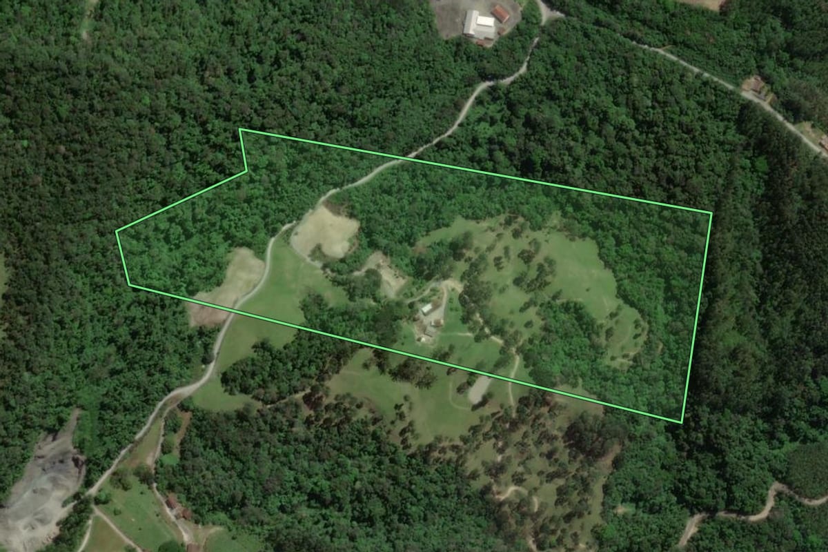 Imagem de satélite do imóvel rural em Atalanta (SC), com o contorno declarado no CAR desenhado por cima.
