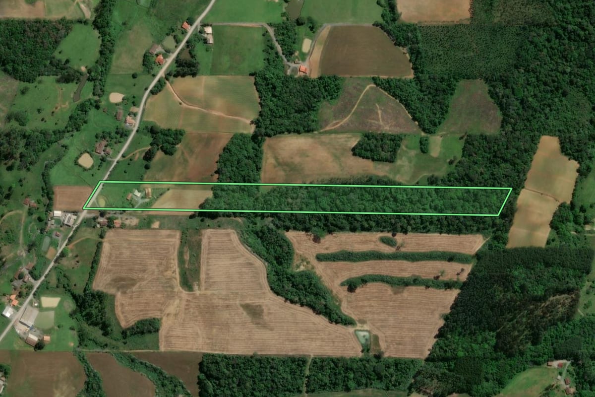 Imagem de satélite do imóvel rural em Atalanta (SC), com o contorno declarado no CAR desenhado por cima.