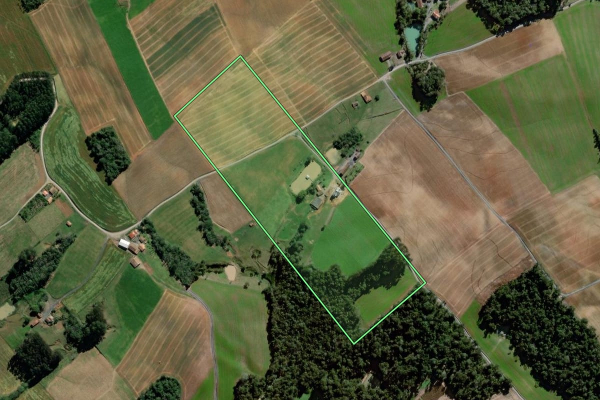 Imagem de satélite do imóvel rural em Atalanta (SC), com o contorno declarado no CAR desenhado por cima.