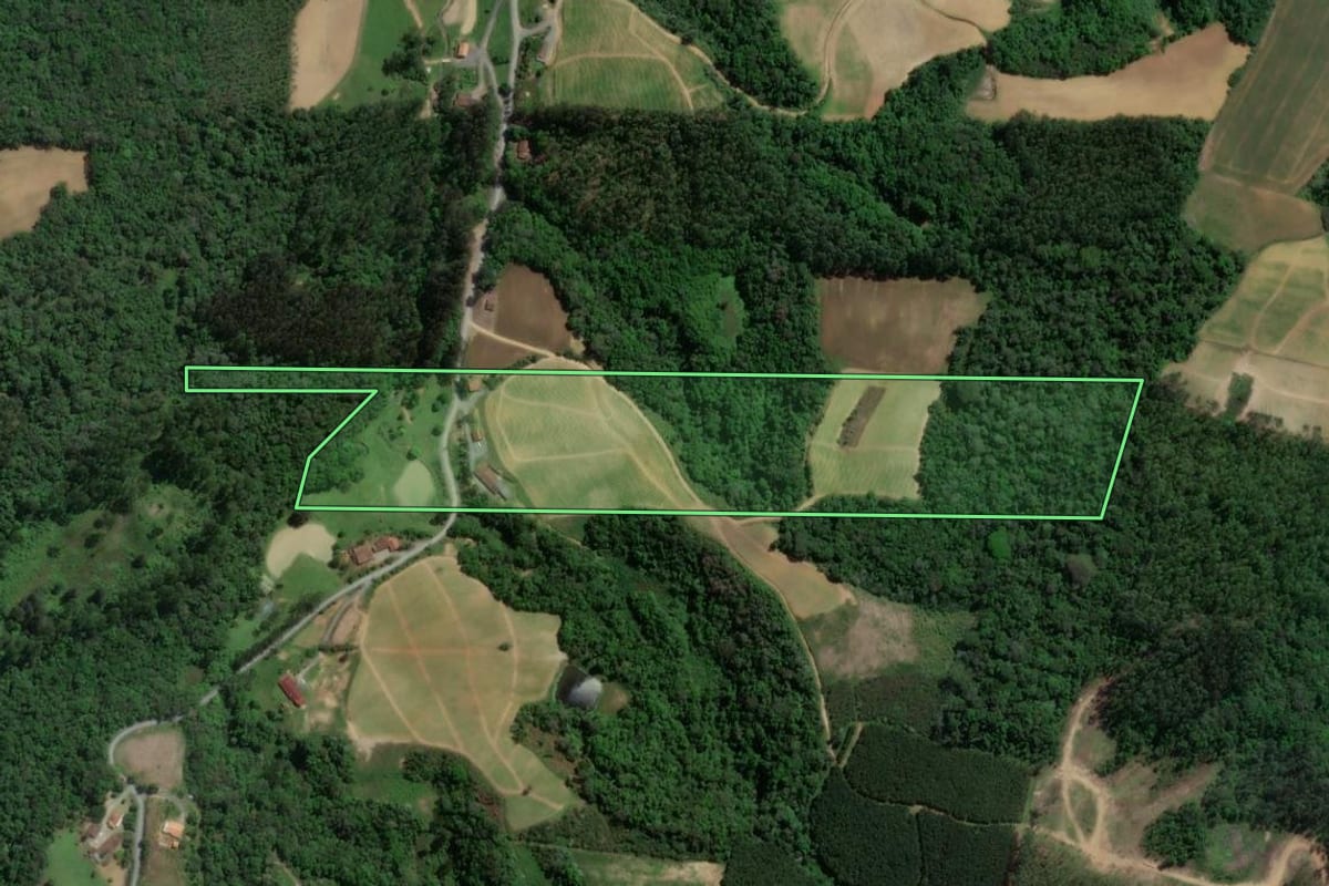 Imagem de satélite do imóvel rural em Atalanta (SC), com o contorno declarado no CAR desenhado por cima.