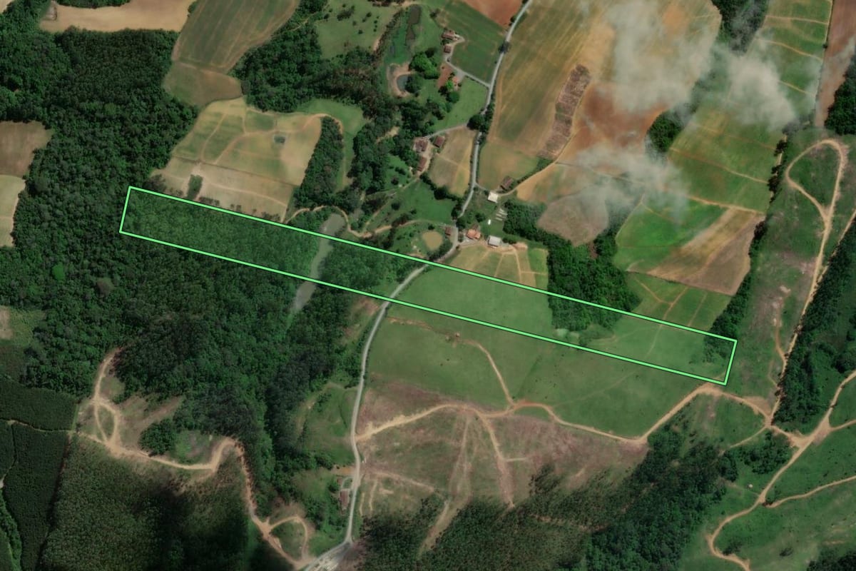Imagem de satélite do imóvel rural em Atalanta (SC), com o contorno declarado no CAR desenhado por cima.