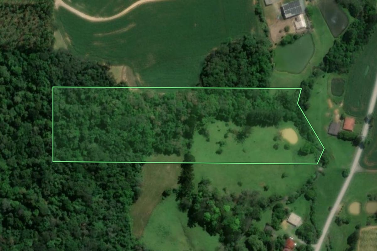 Imagem de satélite do imóvel rural em Atalanta (SC), com o contorno declarado no CAR desenhado por cima.
