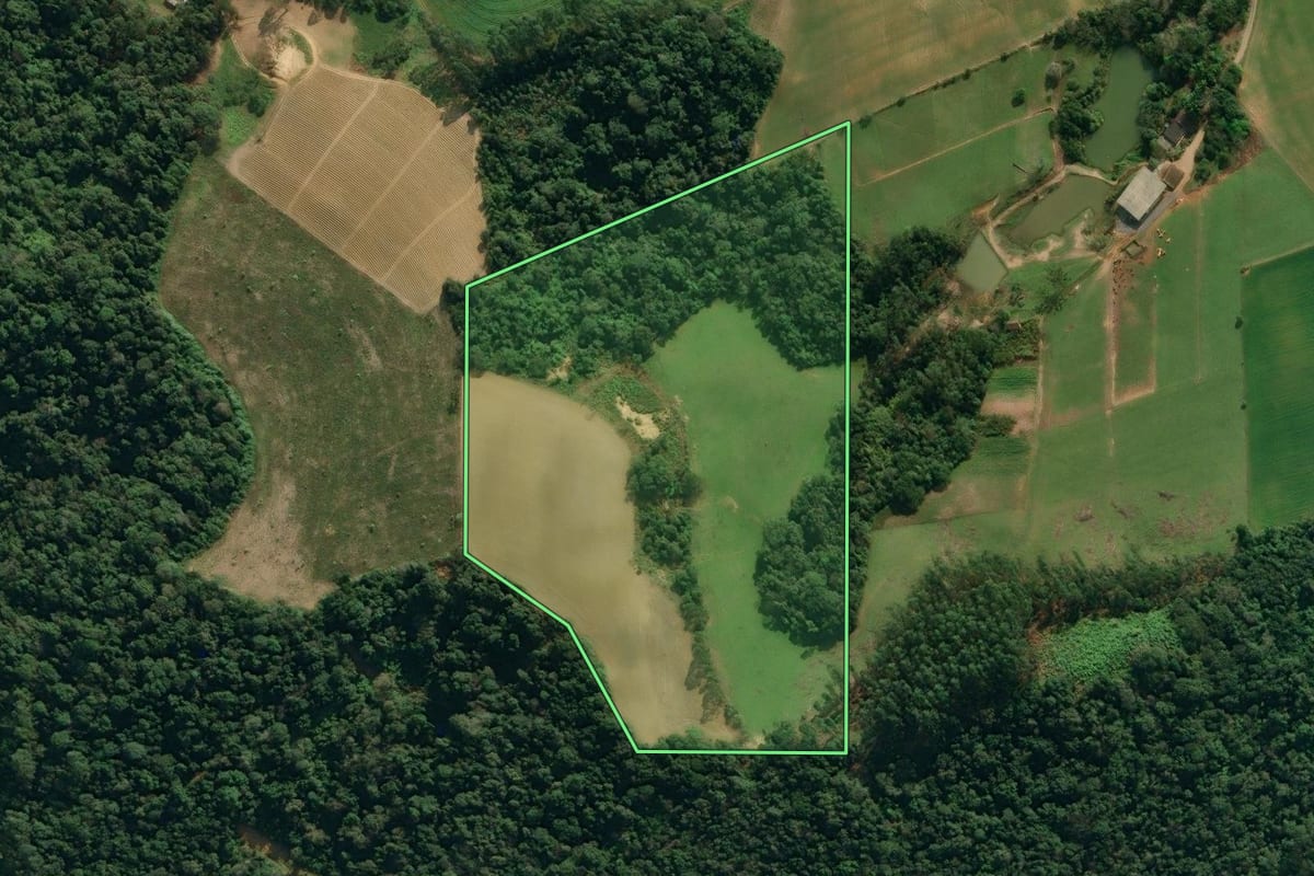 Imagem de satélite do imóvel rural em Atalanta (SC), com o contorno declarado no CAR desenhado por cima.
