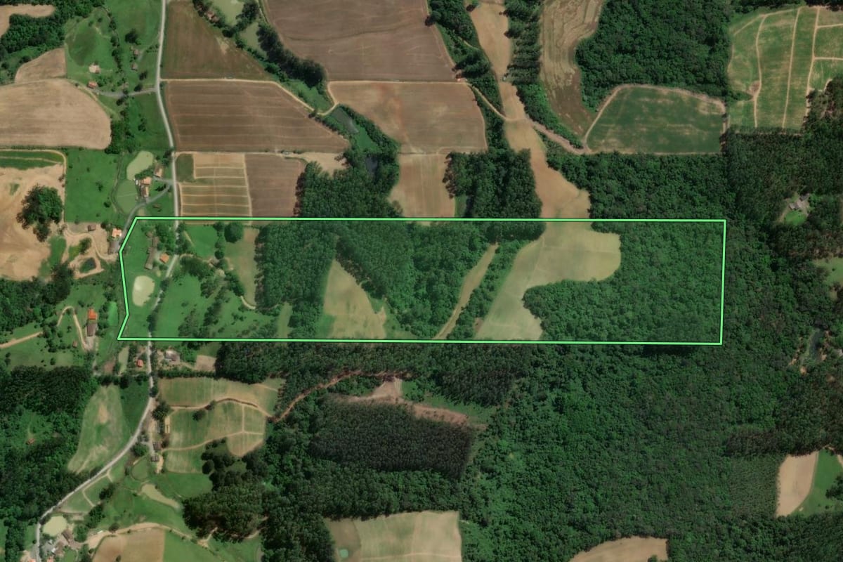 Imagem de satélite do imóvel rural em Atalanta (SC), com o contorno declarado no CAR desenhado por cima.