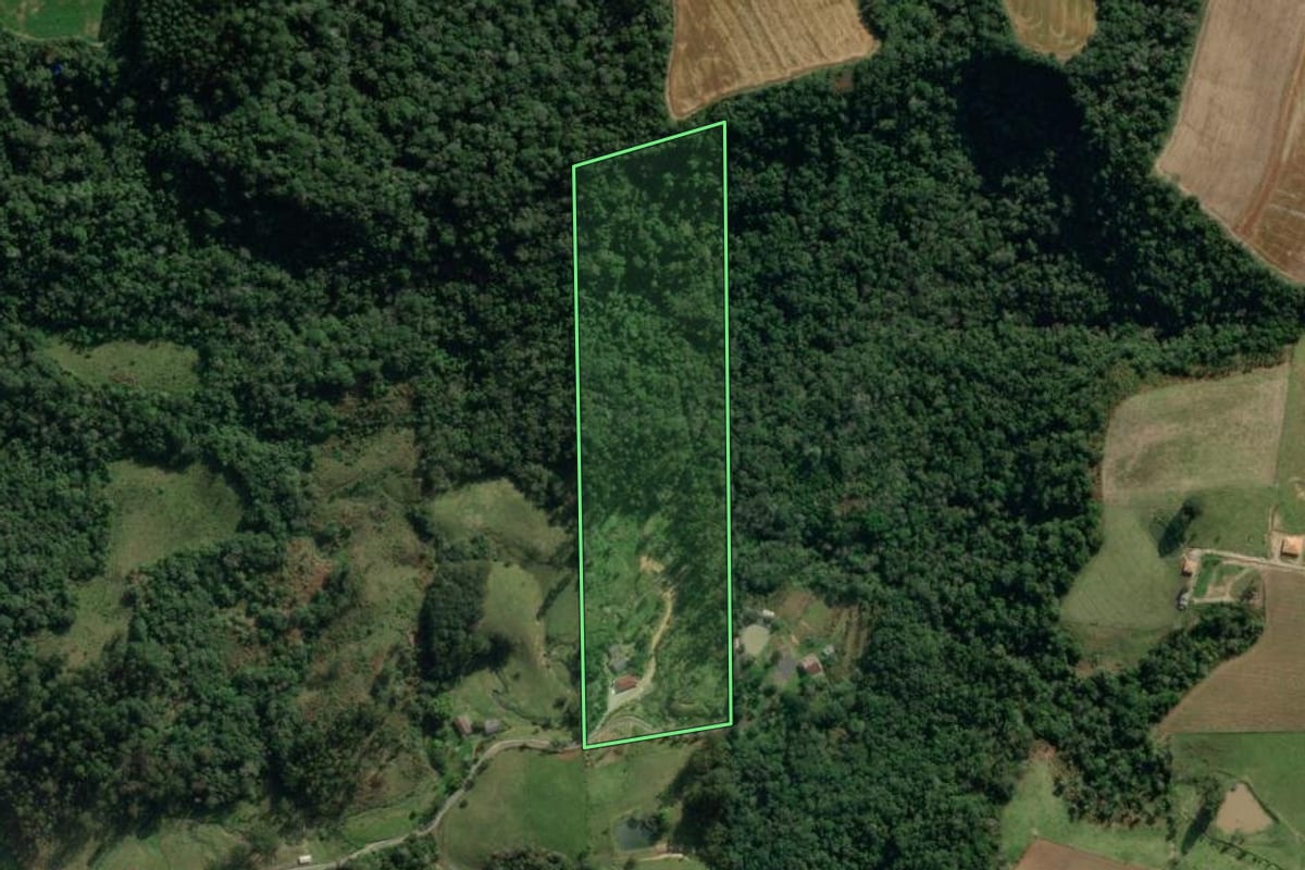 Imagem de satélite do imóvel rural em Aurora (SC), com o contorno declarado no CAR desenhado por cima.