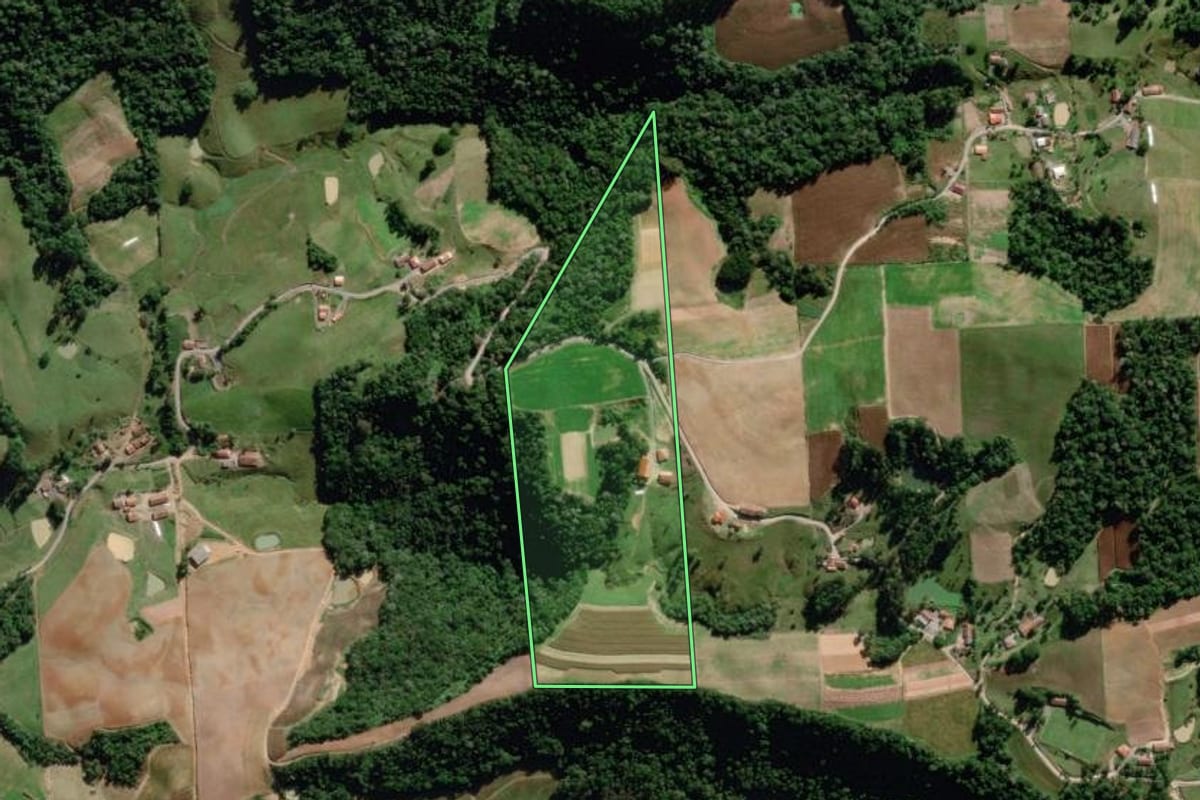 Imagem de satélite do imóvel rural em Aurora (SC), com o contorno declarado no CAR desenhado por cima.