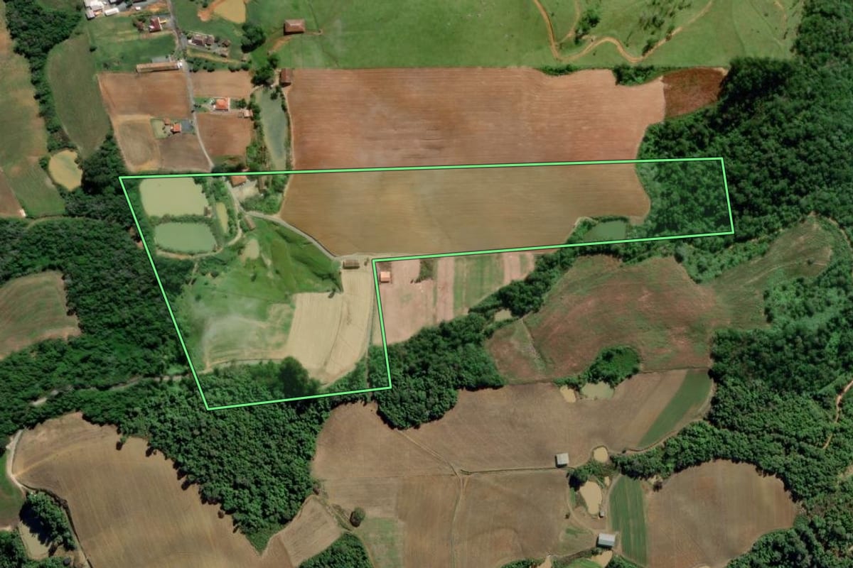 Imagem de satélite do imóvel rural em Aurora (SC), com o contorno declarado no CAR desenhado por cima.
