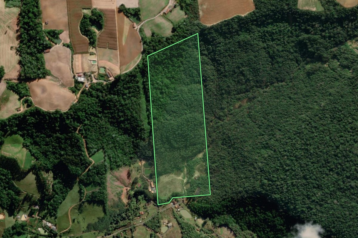 Imagem de satélite do imóvel rural em Aurora (SC), com o contorno declarado no CAR desenhado por cima.