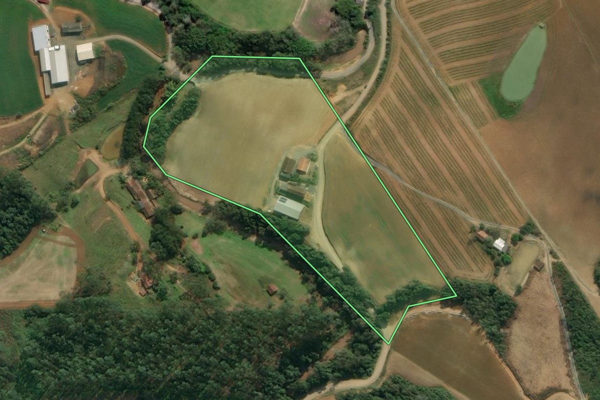 Imagem de satélite do imóvel rural em Aurora (SC), com o contorno declarado no CAR desenhado por cima.