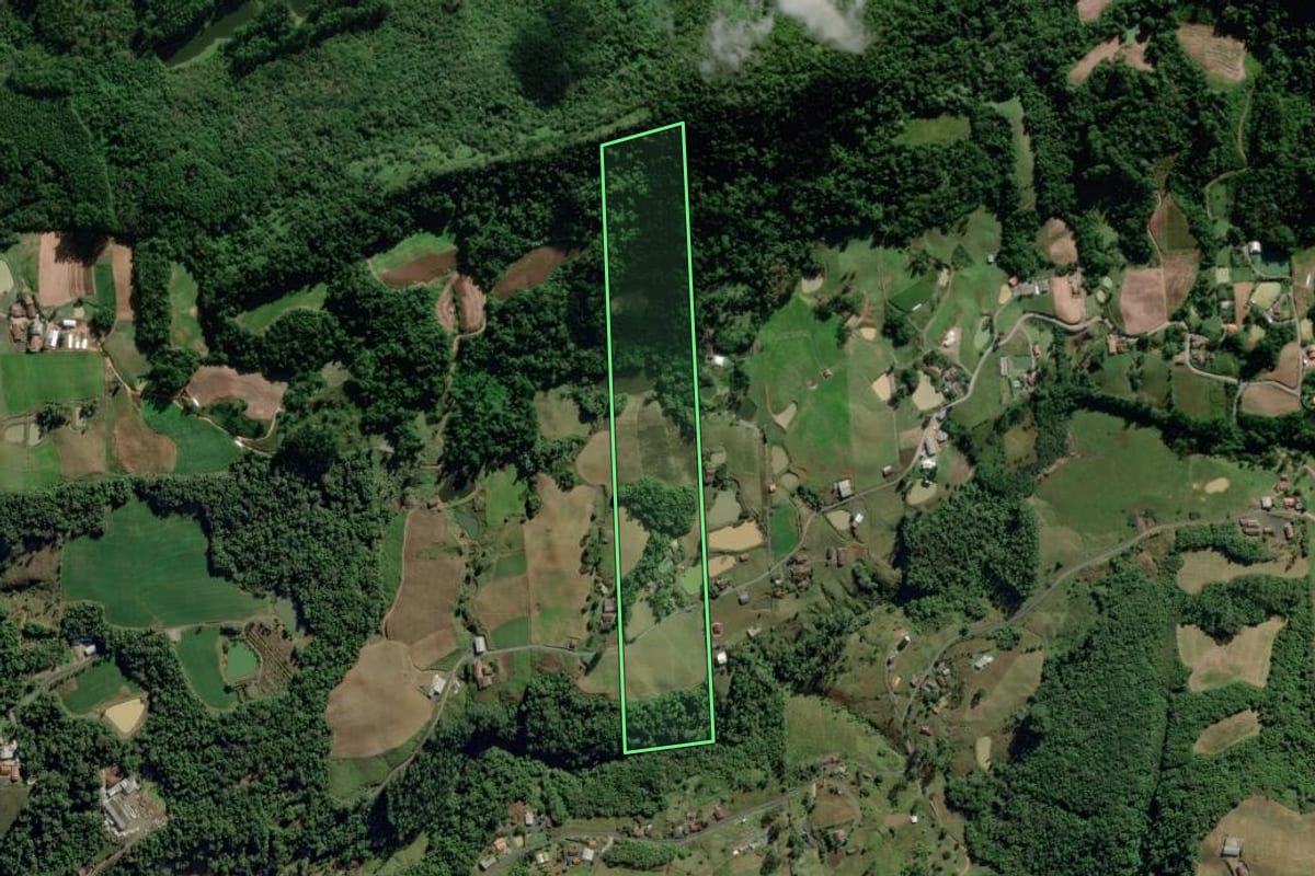 Imagem de satélite do imóvel rural em Aurora (SC), com o contorno declarado no CAR desenhado por cima.