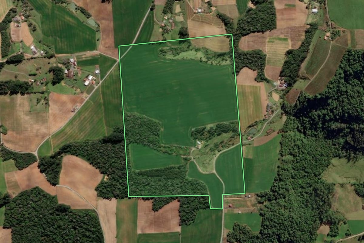 Imagem de satélite do imóvel rural em Aurora (SC), com o contorno declarado no CAR desenhado por cima.