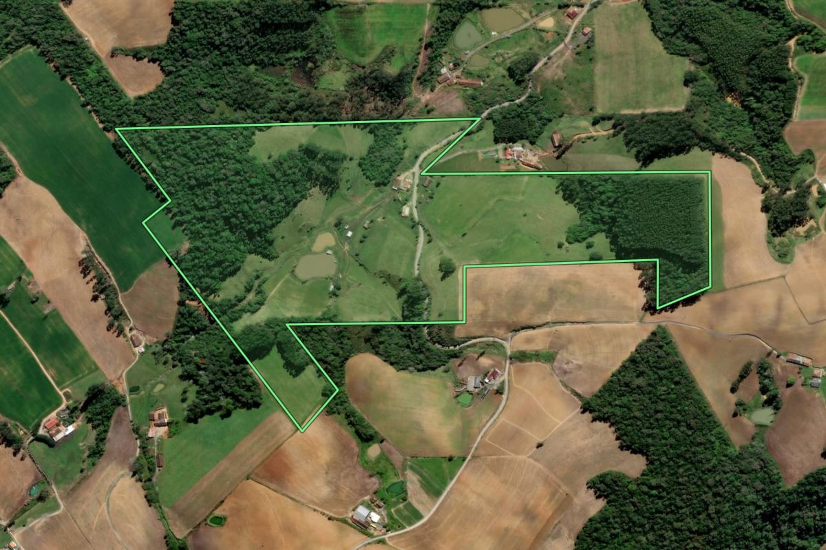 Imagem de satélite do imóvel rural em Aurora (SC), com o contorno declarado no CAR desenhado por cima.