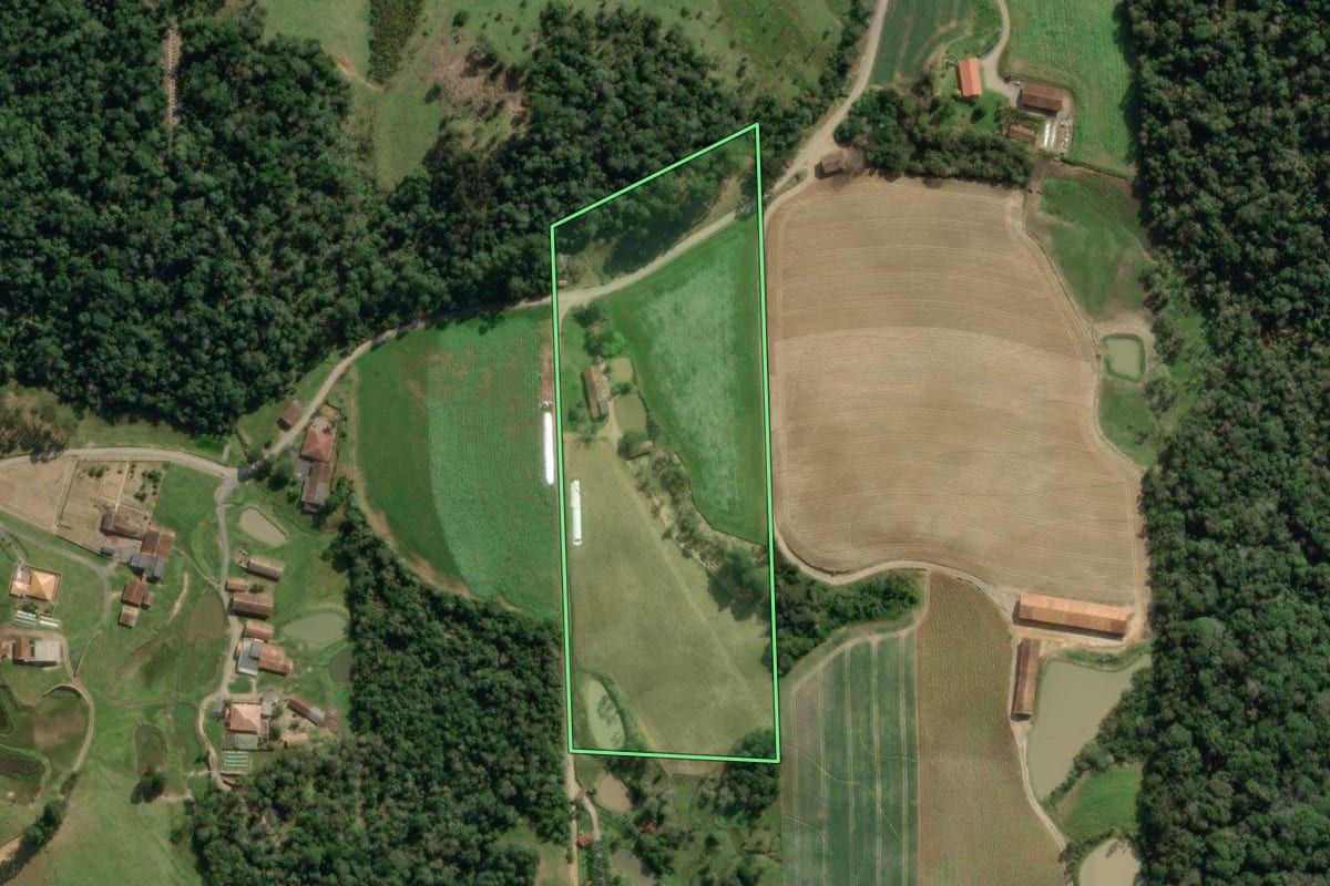 Imagem de satélite do imóvel rural em Aurora (SC), com o contorno declarado no CAR desenhado por cima.