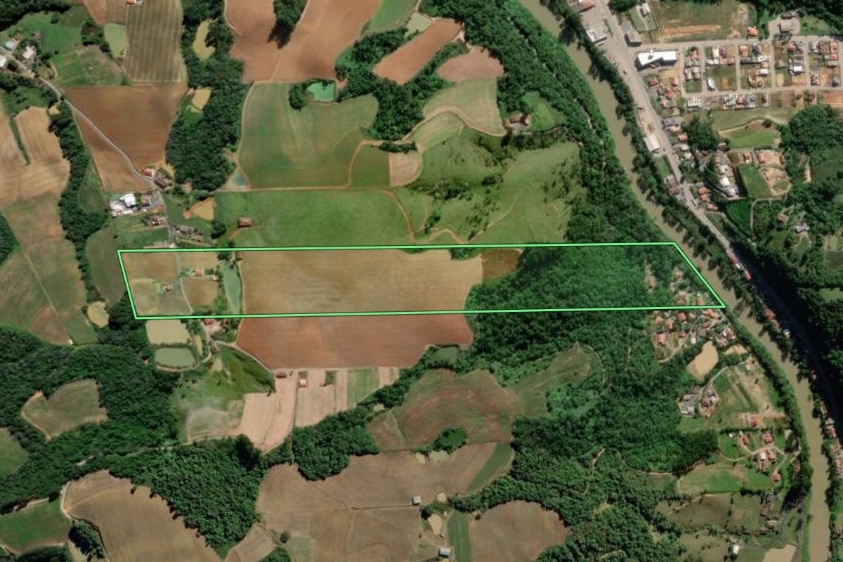 Imagem de satélite do imóvel rural em Aurora (SC), com o contorno declarado no CAR desenhado por cima.
