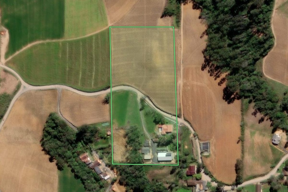Imagem de satélite do imóvel rural em Aurora (SC), com o contorno declarado no CAR desenhado por cima.
