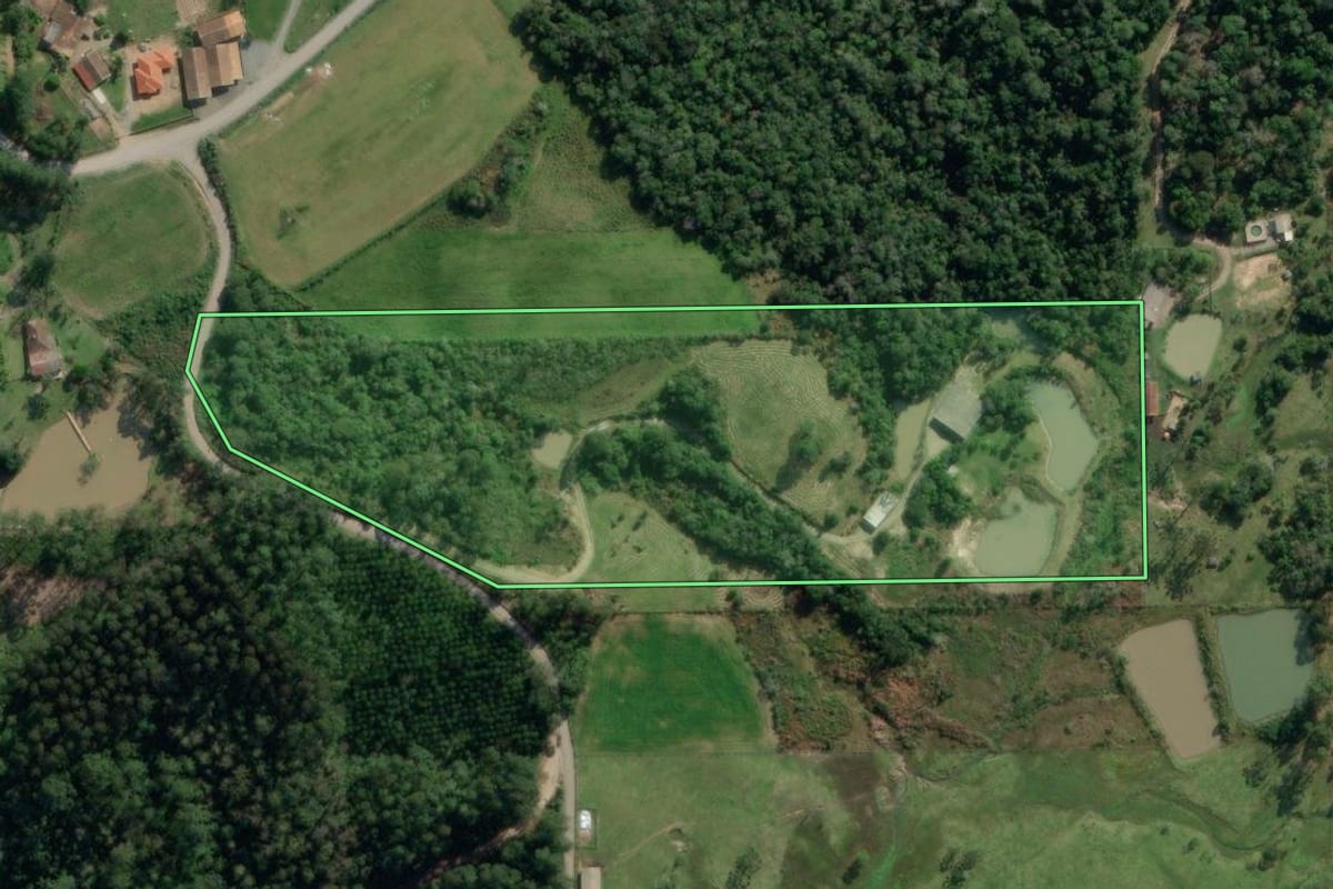 Imagem de satélite do imóvel rural em Aurora (SC), com o contorno declarado no CAR desenhado por cima.