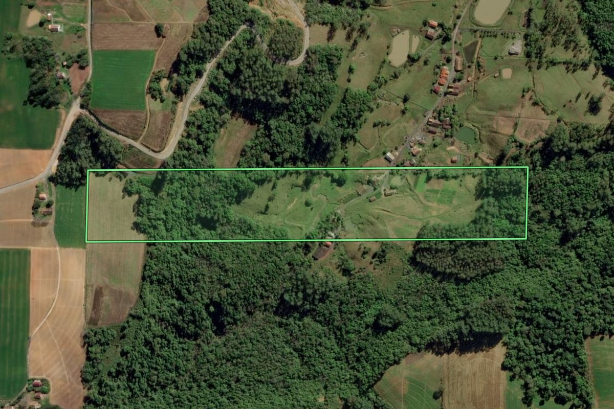 Imagem de satélite do imóvel rural em Aurora (SC), com o contorno declarado no CAR desenhado por cima.