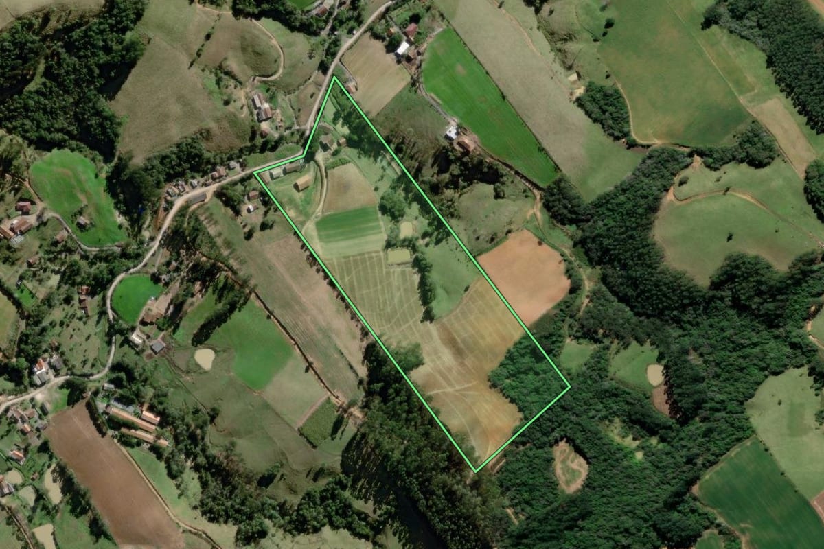Imagem de satélite do imóvel rural em Aurora (SC), com o contorno declarado no CAR desenhado por cima.