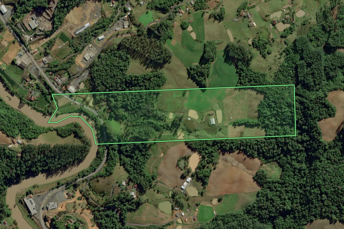 Imagem de satélite do imóvel rural em Aurora (SC), com o contorno declarado no CAR desenhado por cima.