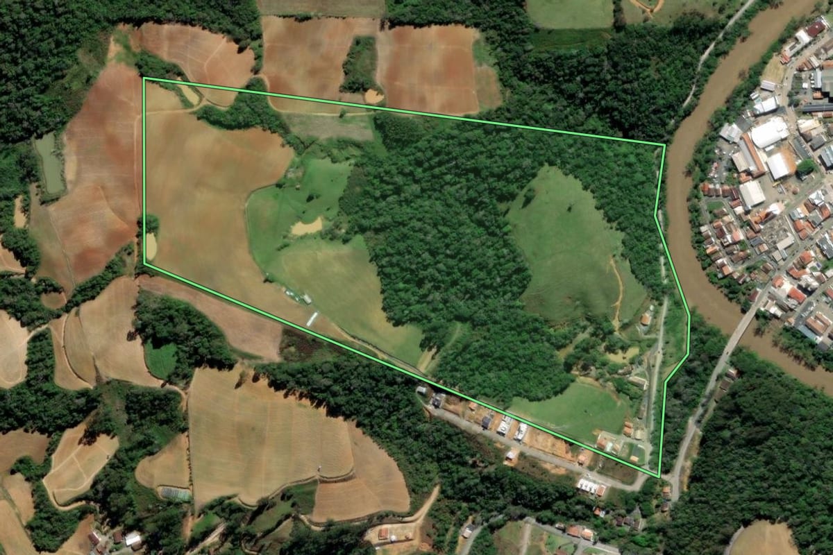 Imagem de satélite do imóvel rural em Aurora (SC), com o contorno declarado no CAR desenhado por cima.