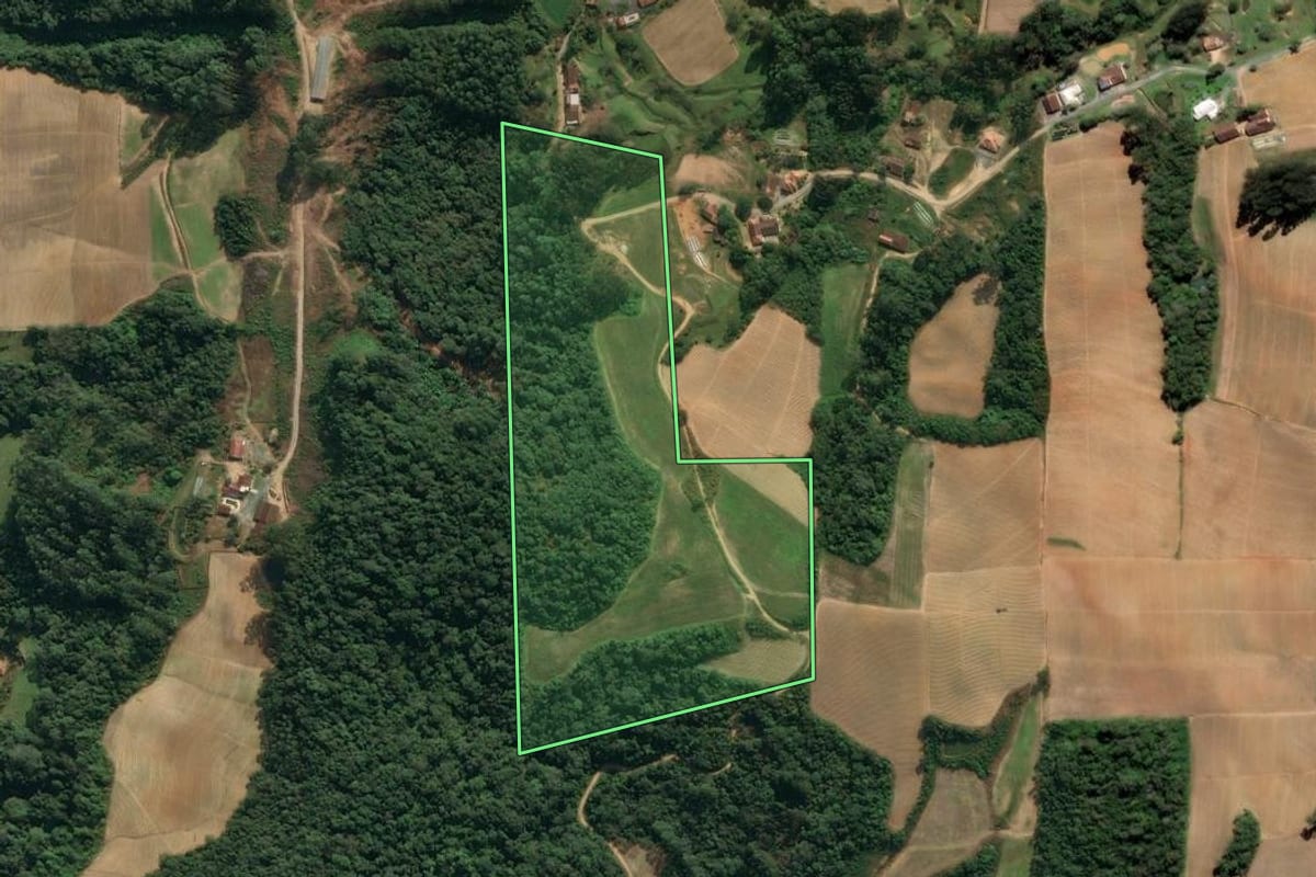 Imagem de satélite do imóvel rural em Aurora (SC), com o contorno declarado no CAR desenhado por cima.