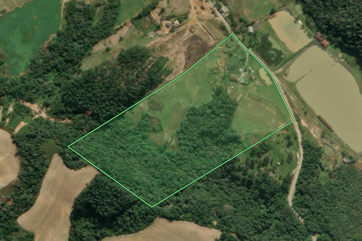 Imagem de satélite do imóvel rural em Aurora (SC), com o contorno declarado no CAR desenhado por cima.