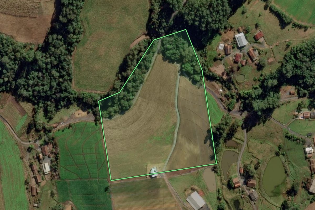 Imagem de satélite do imóvel rural em Aurora (SC), com o contorno declarado no CAR desenhado por cima.