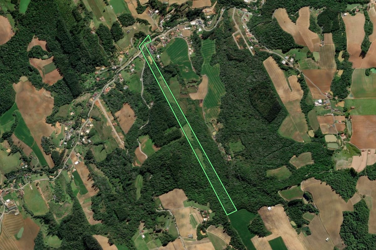 Imagem de satélite do imóvel rural em Aurora (SC), com o contorno declarado no CAR desenhado por cima.